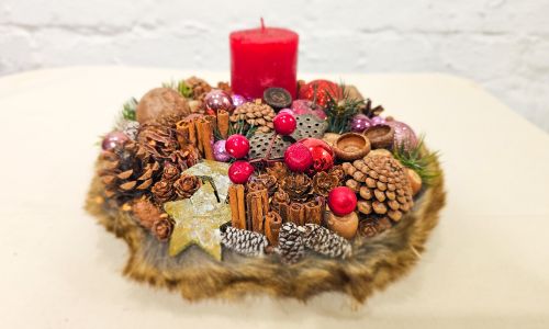 Коледна аранжировка за маса с кожен елемент и червена свещ