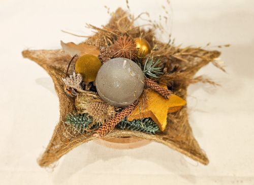 Christmas star table arrangement with candle
