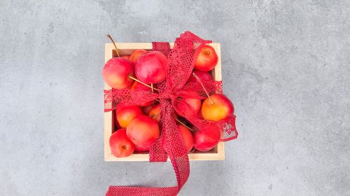 Small box with decorative apples